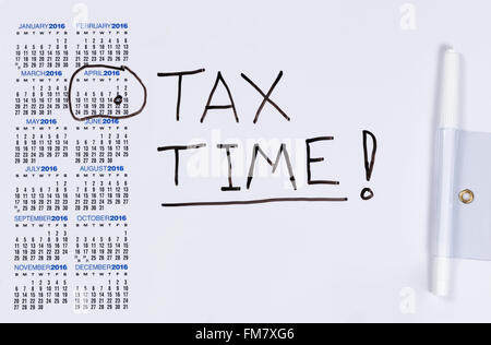 Kalender für Monat April weiße Tafel mit Steuer-Konzept. Stockfoto