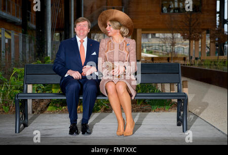 Paris, Frankreich. 10. März 2016. König Willem-Alexander und Maxima der Königin der Niederlande zu besuchen eine Diskussionsrunde mit Jugendlichen und ehemaliger Fußballspieler Lilian Thuram in Halle Pajol in Paris, Frankreich, 10. März 2016. Während des Besuchs bieten der König und die Königin Bürgermeister Lejoindre eine niederländische Couch im Garten. Der König und die Königin sind in Frankreich für einen Staatsbesuch 10 und 11. März. Foto: Patrick van Katwijk POINT DE VUE, - Nein-Draht-SERVICE-/ Dpa/Alamy Live News Stockfoto