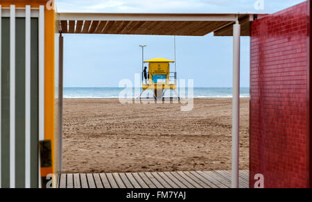 Strand und Rettungsschwimmer-Post, Castelldefels, Katalonien, Spanien. Stockfoto