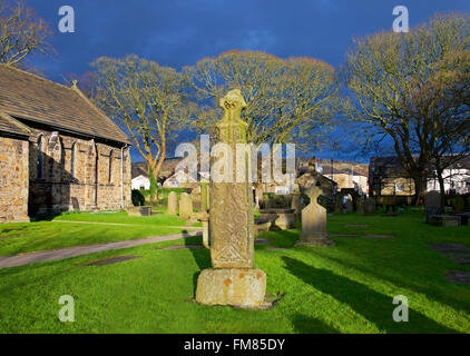 Anglo-Saxon cross auf dem Friedhof der Pfarrkirche Whalley, Lancashire, England UK Stockfoto