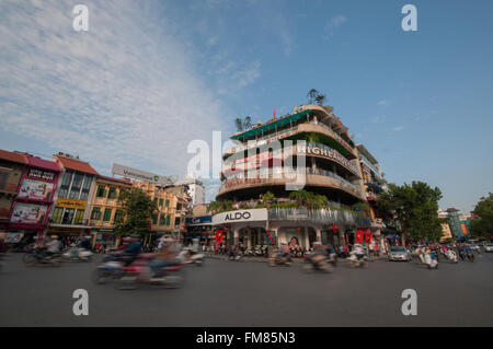 Fließenden Verkehr durch Hanoi, zeigt Motion blur, Vietnam, Oktober Stockfoto