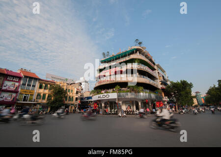 Fließenden Verkehr durch Hanoi, zeigt Motion blur, Vietnam, Oktober Stockfoto