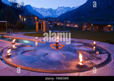 Die Bäder von Pre Saint Didier, im freien Frau in Bad, Courmayeur, Valle d ' Aosta, Italien Stockfoto