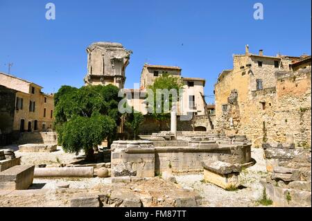 Frankreich, Gard, Saint Gilles, Abteikirche des 12. und 13. Jahrhundert, als Weltkulturerbe von der UNESCO unter der Straße nach Santiago de Compostela in Frankreich, Ruinen der alten Kirche Chor, alten Glockenturm durch eine sich drehende Schraube Saint Gilles Treppe serviert, La vis de Saint Gilles Stockfoto