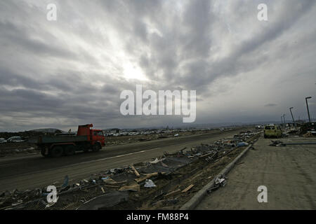 22. März 2011 - Sendai, Präfektur Miyagi, Japan - Flughafen Arbeiter sauber bis zu Start-und Landebahn auf Schutt und Schlamm bedeckt am Tsunami getroffen Destroyed Flughafen Sendai am 22. März 2011, Japan.  Am 11. März 2011 erschütterte ein Erdbeben mit einer Magnitude von 9.0, der größte in der aufgezeichneten Geschichte der Nation und einer der mächtigsten jemals aufgenommen, auf der ganzen Welt fünf Japan. Innerhalb einer Stunde nach dem Erdbeben wurden Städte, die das Ufer gesäumt von einem gewaltigen Tsunami, verursacht durch die Energie, die durch das Erdbeben abgeflacht. Mit Wellen von bis zu vier oder fünf Meter hoch, sie stürzte durch Zivilisten Häuser, Städte ein Stockfoto