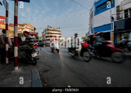 Fließenden Verkehr durch Hanoi, zeigt Motion blur, Vietnam, Oktober Stockfoto