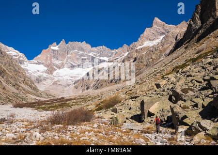 Frankreich, Isère, Nationalpark Ecrins, Saint Christophe en Oisans, Wanderung zu Chatelleret Zuflucht (alt: 2225 m) in der Etançons Tal, südlich von La Meije (alt:3983 m) im Hintergrund Stockfoto