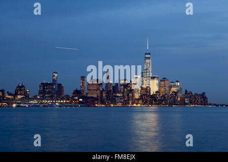 Ein Blick auf Lower Manhattan in der Dämmerung Hoboken Wasser entnommen. Stockfoto