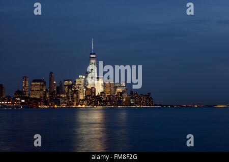 Ein Blick auf Lower Manhattan in der Dämmerung Hoboken Wasser entnommen. Stockfoto