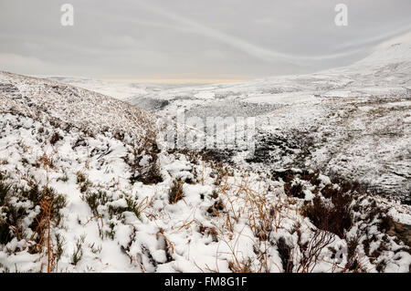 Verschneiten Tag im Moor bei Fairbrook im Peak District. Ein Tal hinunter die Snake-Pass. Stockfoto