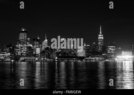 Schwarz / weiß Blick auf die Skyline von Midtown Manhattan in der Nacht entnommen Hoboken Wasser im März 2016. Stockfoto