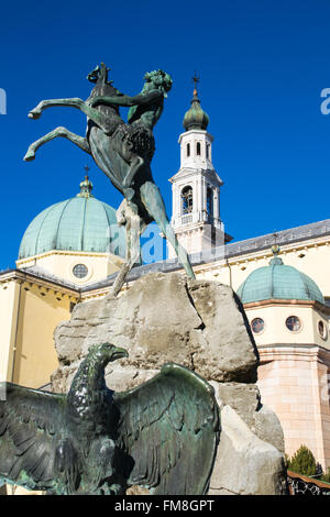 Detail des Brunnens von Faun mit der Kathedrale von St. Matthäus im Hintergrund. Quadratische Carli, Asiago, Italien. Stockfoto