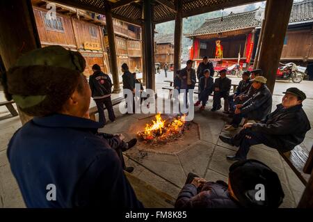 China, Guizhou, Zhaoxing, wenig Kapital der Dong, alte Leute sammeln um einen Brasero unter der Drum tower Stockfoto