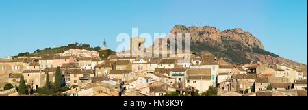 Frankreich, Var, Roquebrune Sur Argens, Dorf und Rocher de Roquebrune im Hintergrund Stockfoto