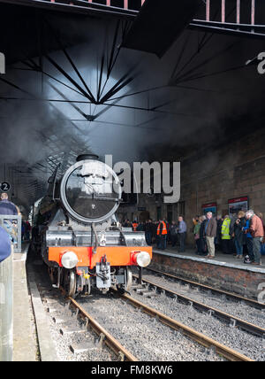 Pickering, North Yorkshire, 11.. März 2016. Hunderte Menschen erweisen sich um die Flying Scotsman Dampflokomotive zu begrüßen, wie es in Pickering-Station kommt. Die North York Moors Railway ist die erste Museumsbahn, die berühmten Lok nach der 10-Jahres-£ 4,2 Millionen-Pfund-Restaurierung zu haben. Stockfoto