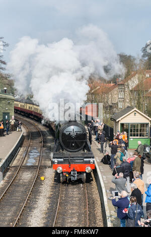 Pickering, North Yorkshire, 11.. März 2016. Hunderte Menschen erweisen sich um die Flying Scotsman Dampflokomotive zu begrüßen, wie es in Pickering-Station kommt. Die North York Moors Railway ist die erste Museumsbahn, die berühmten Lok nach der 10-Jahres-£ 4,2 Millionen-Pfund-Restaurierung zu haben. Stockfoto