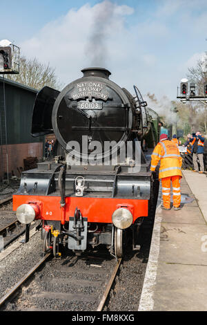 Pickering, North Yorkshire, 11.. März 2016. Hunderte Menschen erweisen sich um die Flying Scotsman Dampflokomotive zu begrüßen, wie es in Pickering-Station kommt. Die North York Moors Railway ist die erste Museumsbahn, die berühmten Lok nach der 10-Jahres-£ 4,2 Millionen-Pfund-Restaurierung zu haben. Stockfoto