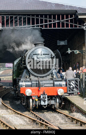 Pickering, North Yorkshire, 11.. März 2016. Hunderte Menschen erweisen sich um die Flying Scotsman Dampflokomotive zu begrüßen, wie es in Pickering-Station kommt. Die North York Moors Railway ist die erste Museumsbahn, die berühmten Lok nach der 10-Jahres-£ 4,2 Millionen-Pfund-Restaurierung zu haben. Stockfoto