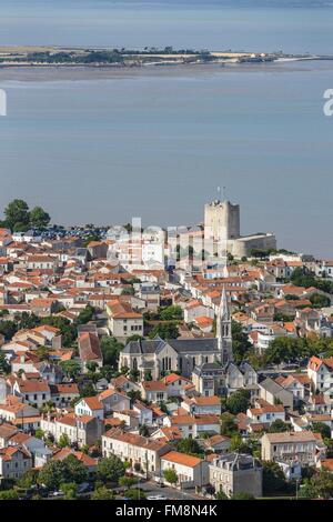 Frankreich, Charente Maritime, Fouras, die Kirche Fort Vauban und Ile Madame in den Rücken (Luftbild) Stockfoto