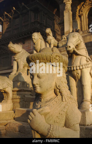 Wächter auf Siddhi Lakshmi Tempel, Durbar Square, Bhaktapur, Nepal Stockfoto