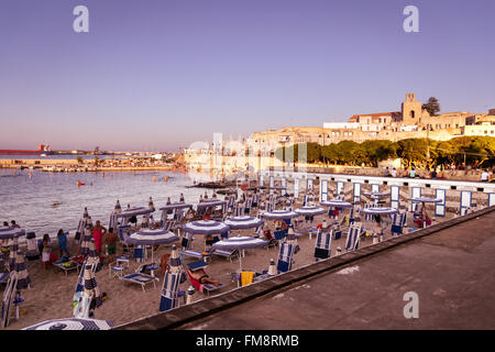 Otranto, Italien - 11. August 2014: Sonnenuntergang am Strand von Otranto in Süditalien. Stockfoto