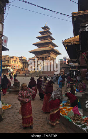 Morgenmarkt und Nyatapola Tempel auf Taumadhi Tole. Bhaktapur, Nepal Stockfoto