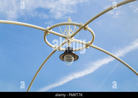 Nach oben auf die Bogenwangen das Haus die Lichter auf dem Southport Pier in Merseyside. Stockfoto