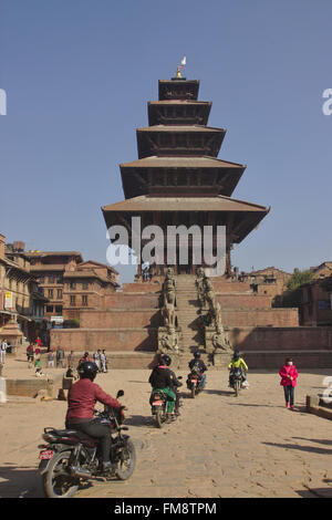 Motorräder vor Nyatapola-Tempel am Taumadhi Tole. Bhaktapur, Nepal Stockfoto