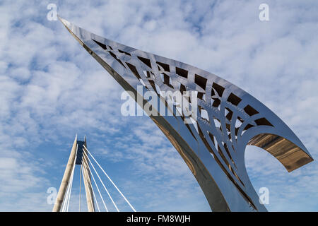 Chrom-Fische gesehen Gruß Besucher & Einheimischen, die die Marine Brücke in Southport verwenden. Stockfoto