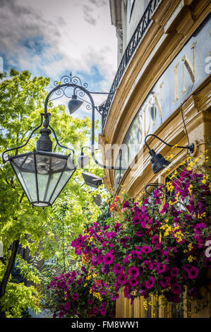 Detail der Portobello Road, einer Straße im Stadtteil Notting Hill des Royal Borough of Kensington und Chelsea im Westen von London. Stockfoto