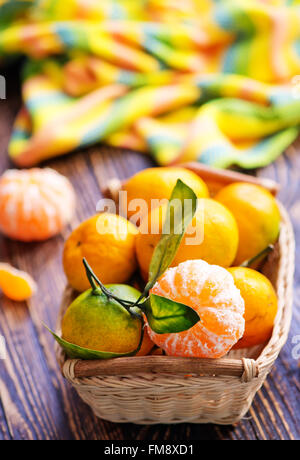 Mandarinen im Warenkorb und auf einem Tisch Stockfoto