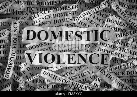 Häusliche Gewalt. Zerrissenen Zettel mit den Worten häuslicher Gewalt. Konzept-Bild. Schwarz und weiß. Closeup. Stockfoto