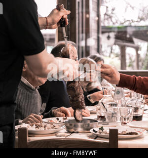 Picanha, traditionelle brasilianische Grill in Scheiben direkt auf den Tisch im Restaurant. Stockfoto