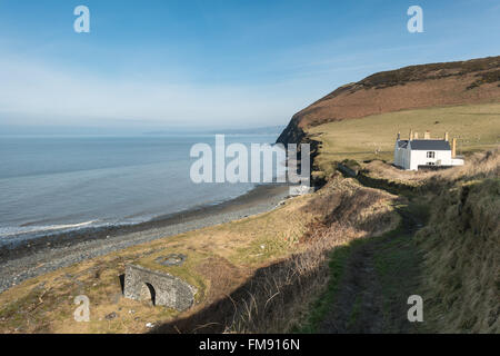 Ceredigion Coast Path bei Wallog zwischen Aberystwyth und Borth, Wallog Villa mit alten Kalkofen am Rande der Bucht Stockfoto