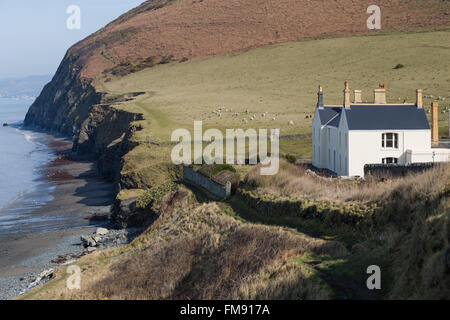 Ceredigion Coast Path wending seinen Weg zwischen Aberystwyth und Borth, in der Nähe von Wallog, wo Sarn Cynfelyn in die Bucht erreicht. Stockfoto