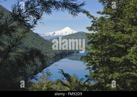 Blick vom Nationalpark Huerquehue über Lago Tinquilco und valdivianischen Wald auf den Vulkan Villarrica. Patagonien, Chile Stockfoto