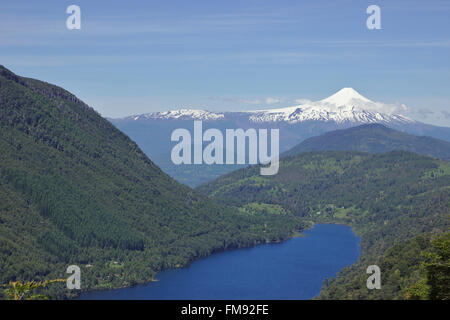 Blick vom Nationalpark Huerquehue über Lago Tinquilco und valdivianischen Wald auf den Vulkan Villarrica. Patagonien, Chile Stockfoto