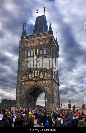 Einer der Türme der Karlsbrücke (von der Seite der Stare Mesto - "Old Town"), Prag, Tschechische Republik. Stockfoto
