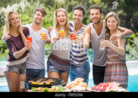 Porträt von Freunden mit Saft am Outdoor-Grill-party Stockfoto