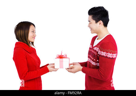 Mann zu seiner Frau ein Geschenk zu geben Stockfoto
