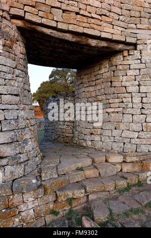 Simbabwe, Masvingo Province, die Ruinen der archäologischen Stätte von Great Zimbabwe, UNESCO-Weltkulturerbe, 10.-15. Jahrhunderts, Außenwand west Eingang der Großen Gehäuse Stockfoto