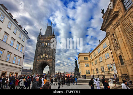 Einer der Türme der Karlsbrücke (von der Seite der Stare Mesto - "Old Town"), Prag, Tschechische Republik. Stockfoto