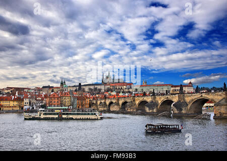 Karlsbrücke und Pragerburg gesehen von der Seite von Stare Mesto (Altstadt) Prag, Tschechische Republik Stockfoto