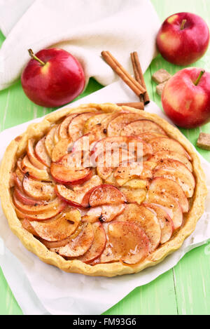 Apfelkuchen, frisches Obst und Zimtstangen Stockfoto