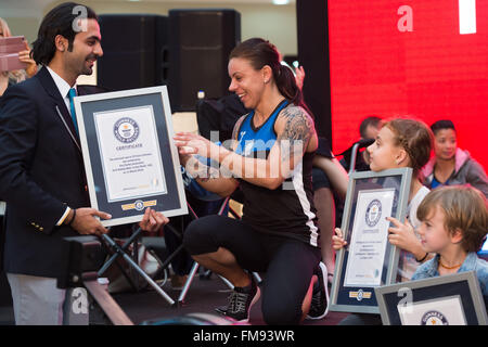 Al Wahda Mall, 11. März 2016. Eva Clarke abgeschlossen 3737 Klimmzüge innerhalb von 24 Stunden einen neuen Guinness-Weltrekord während der Charity-Event am Al Wahda Mall Credit festzulegen: Tom Morgan/Alamy Live News Stockfoto