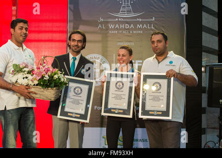 Al Wahda Mall, 11. März 2016. Eva Clarke und der offiziellen Guinness World Records nach erfolgtem 3737 Klimmzüge innerhalb von 24 Stunden einen neuen Guinness-Weltrekord während der Benefiz-Veranstaltung festzulegen auf Al Wahda Mall Credit: Tom Morgan/Alamy Live News Stockfoto