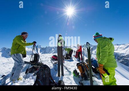 Gruppe von Backcountry Skifahrer an die Spitze der 2675m Praroussin, Val Pellice, Piemont, Italien Stockfoto