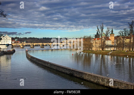 Teilansicht der Stare Mesto ("Old Town"), Charles Brücke und Fluss Vltava (Moldau), Prag, Tschechische Republik Stockfoto