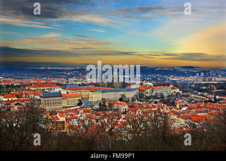 Aussicht auf Pragerburg und Hradschin von Petrin (oder "Petrzin") Hügel, Prag, Tschechische Republik. Stockfoto