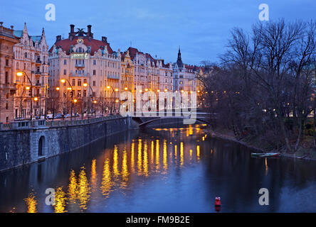 Partielle Nacht Blick auf das Flussufer von Nove Mesto ("Neustadt"), Prag, Tschechische Republik Stockfoto